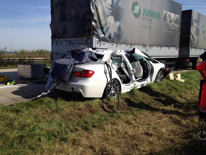 Được biết nguyên nhân của vụ tai nạn là do tài xế lái xe ở tốc độ cao vượt qua nhiều xe tải khi sẽ sang phải để tránh va chạm với một chiếc xe khác ông đã “vô tình” đưa chiếc xe sang của BMW vào gầm xe tải.